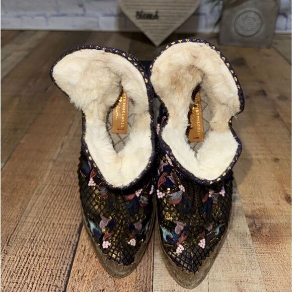 LLANI x ANTHROPOLOGIE suede Embroidered Slippers - Picture 4 of 13